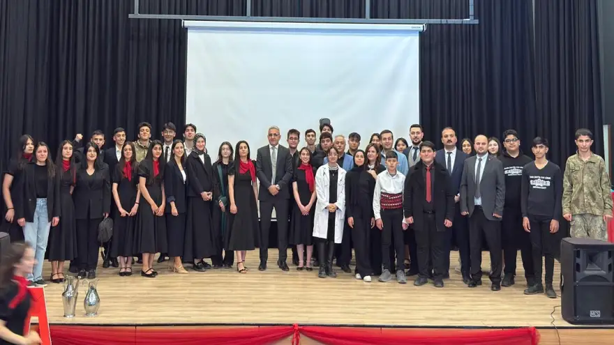 Doğubayazıt Ömer Çoktin Fen Lisesi, İstiklal Marşı'nın 104. Yılı Kutlamalarında Gururla Sahne Aldı