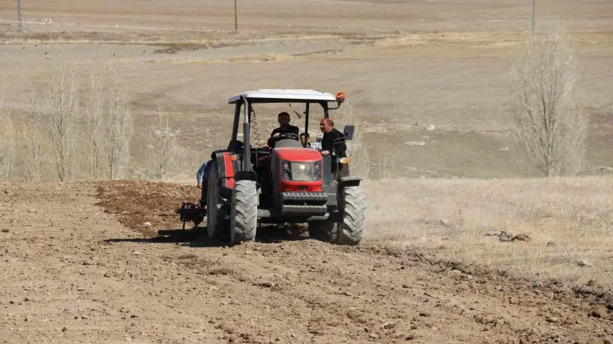 Diyadin’de tarla sürme çalışmaları başladı