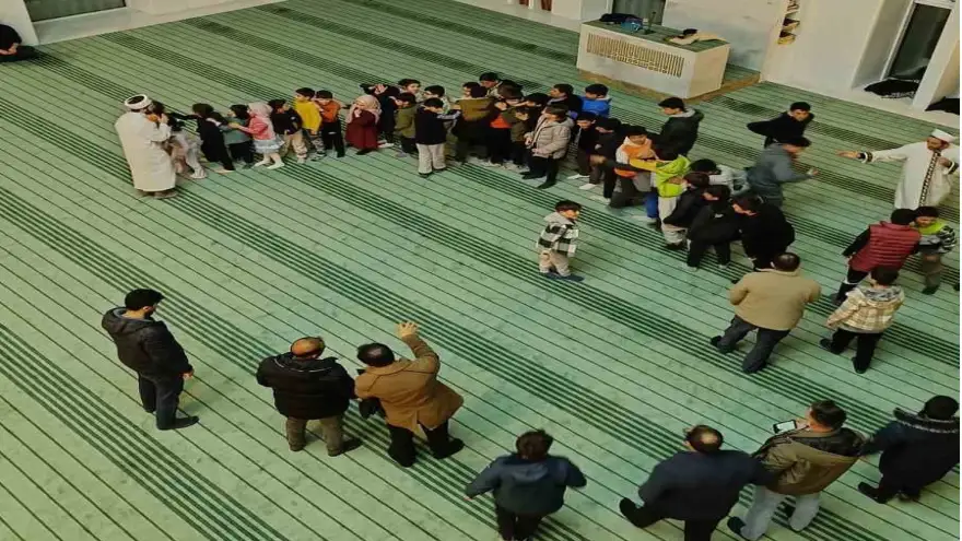 Camideki çocukların imam ile oyunu yürekleri ısıttı