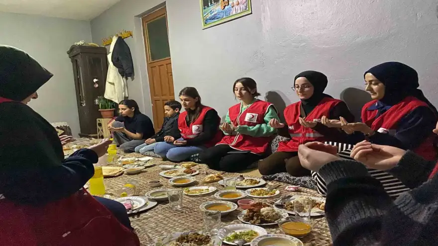 Ağrı’da Kızılay gönüllülerinden yetim ve ihtiyaç sahibi ailelerle iftar buluşması