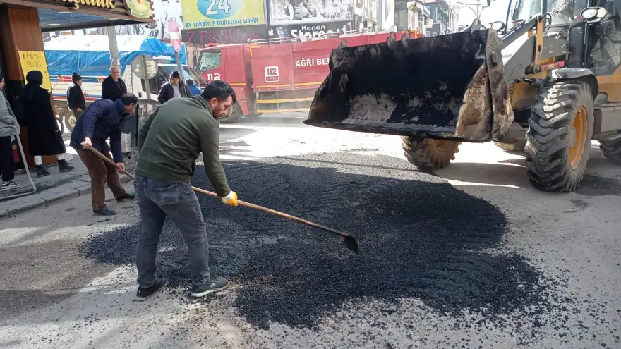 AĞRI BELEDİYESİ FEN İŞLERİ MÜDÜRLÜĞÜ YOL BAKIM VE ONARIM ÇALIŞMALARINA BAŞLADI