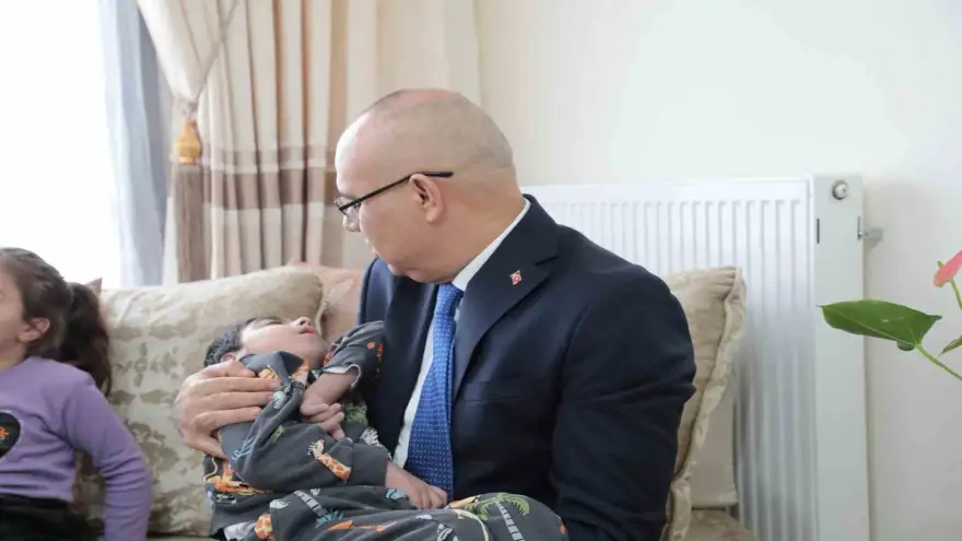 Ağrı Valisi Koç, epilepsi hastası Selçuk Eymen’i evinde ziyaret etti