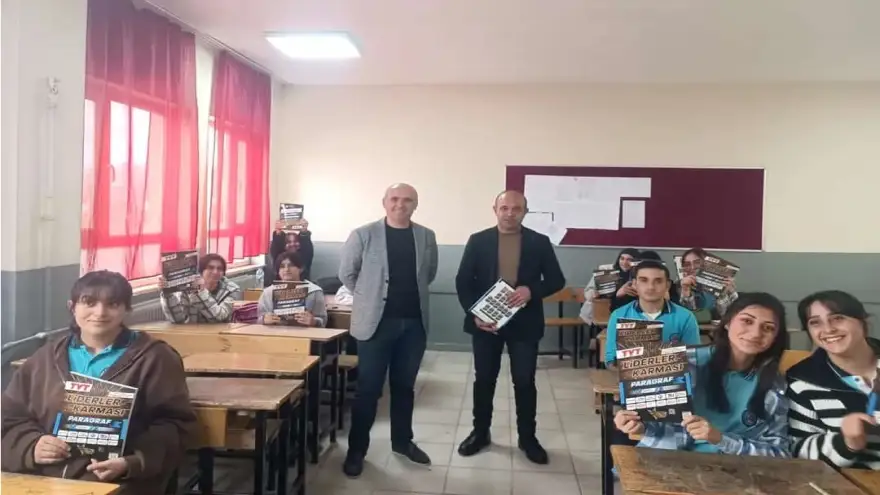 Sanayi Mahallesi Muhtarı'ndan Lise Öğrencilerine Kitap Desteği