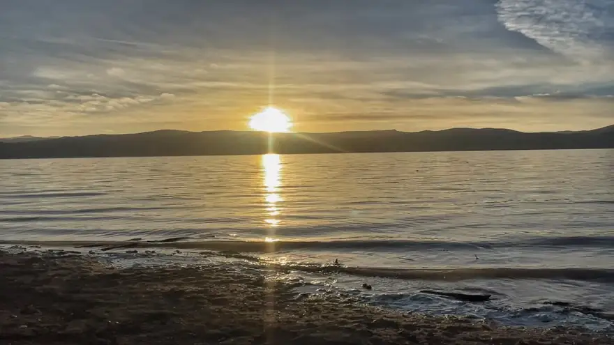 Ağrı Yazıcı Barajı’nda gün doğumu görsel şölen sundu