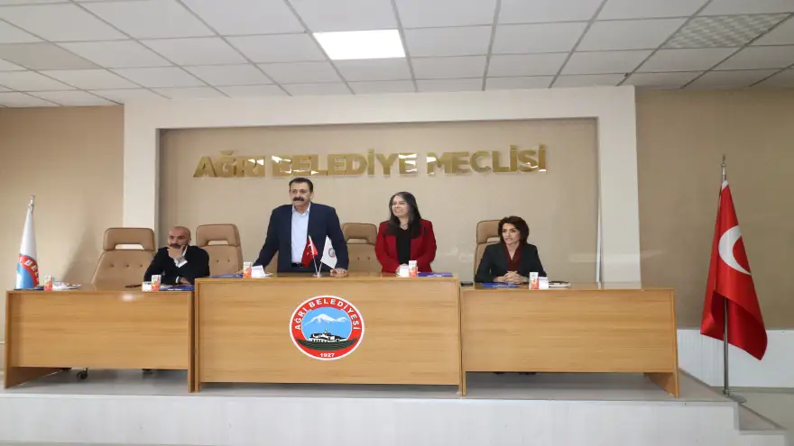 Ağrı Belediyesi Eş Başkanları Hazal Aras ve Memet Akkuş Muhtarlarla Bir Araya Geldi
