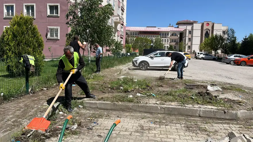 Ağrı Belediyesi Yaya Temizlik Ekipleri Kaldırımları Pırıl Pırıl Yapıyor