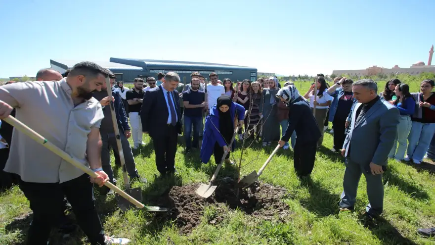 AİÇÜ’de 100 Fidan Toprakla Buluşturuldu