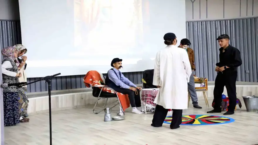 Ağrı’da "Okuyan Şehir Ağrı" projesi kapsamında şiir dinletisi ve tiyatro gösterisi düzenlendi