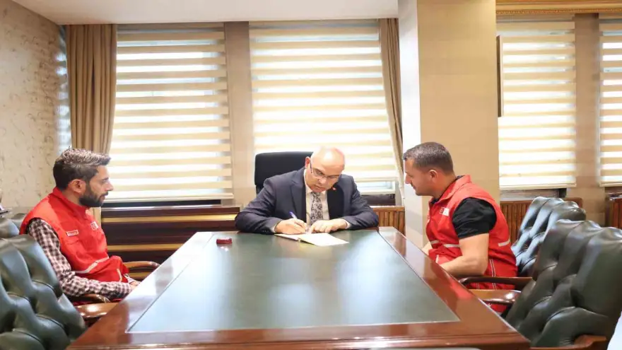 Ağrı Valisi Koç, kurbanını Gazze’deki ihtiyaç sahiplerine ulaştırmak üzere Türk Kızılayı’na verdi