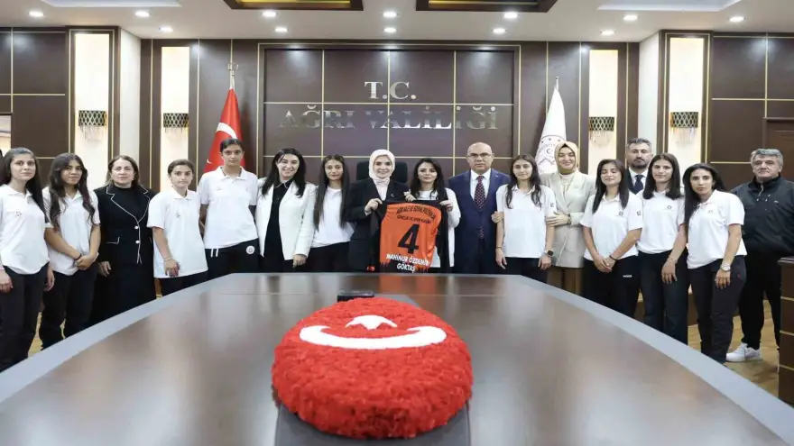 Ağrı kadın futbol takımı, Bakan Göktaş’la bir araya geldi