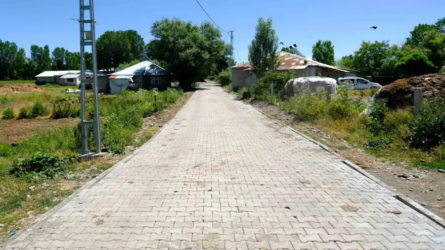 Ağrı’nın Eliaçık köyünde 7 bin metrekare kilit parke çalışması tamamlandı