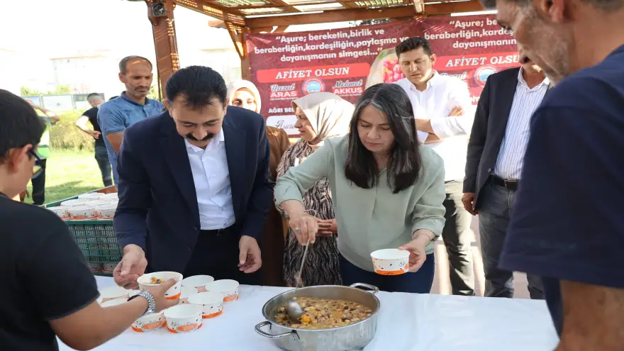 Ağrı Belediyesi Muharrem Ayı'nda Vatandaşlara Aşure İkram Etti