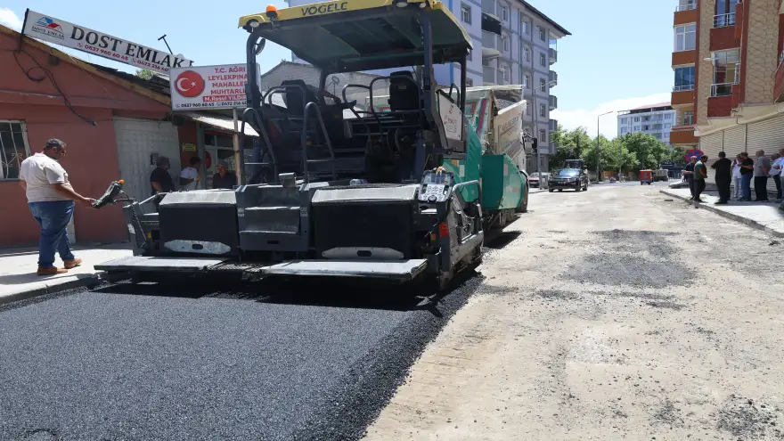 Ağrı Belediyesi, Leylekpınar Mahallesi'nde Asfalt Çalışmalarına Başladı