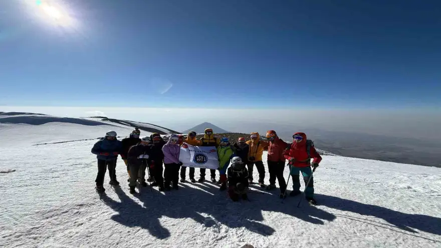 İstanbul’dan gelen dağcılar Ağrı Dağı’nın zirvesine ulaştı