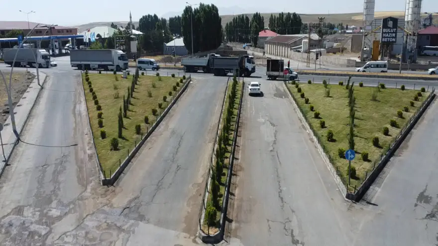 Ağrı Belediyesi, Kaldırım ve Yol Düzenleme Çalışmalarını Kent Genelinde Sürdürüyor