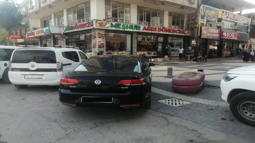 Doğubayazıt'ta Trafiğe Kapalı Caddeye Araç Parkları Engel Oluyor