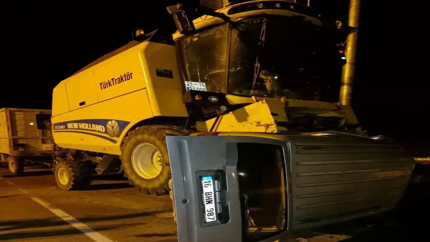 Ağrı’da kamyonet biçerdöverle çarpıştı: 2 yaralı