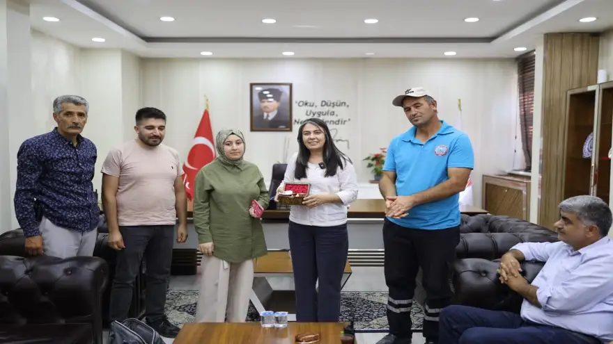Ağrı'da Temizlik İşçisi Bulduğu Altın Dolu Çantayı Sahibine Teslim Etti