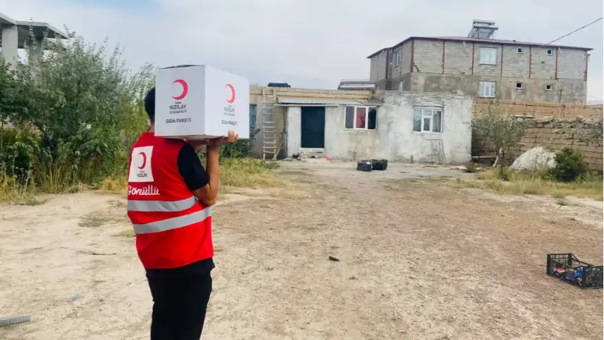 Doğubayazıt Kızılay, Gıda Kolilerini İhtiyaç Sahibi Ailelere Ulaştırmaya devam ediyor