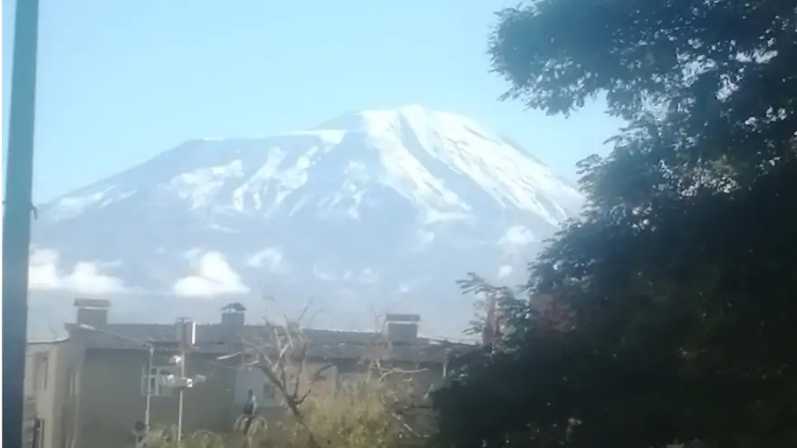 Doğubayazıt'ta Etkili Olan Yağmur ve Soğuk Hava, Ağrı Dağı'na Yılın İlk Karını Getirdi
