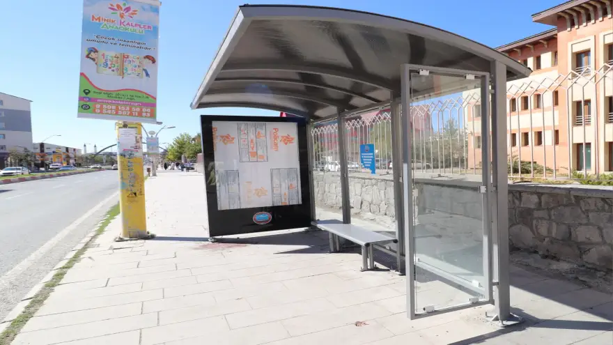 AĞRI BELEDİYESİ YENİ BEKLEME DURAKLARI YAPIYOR