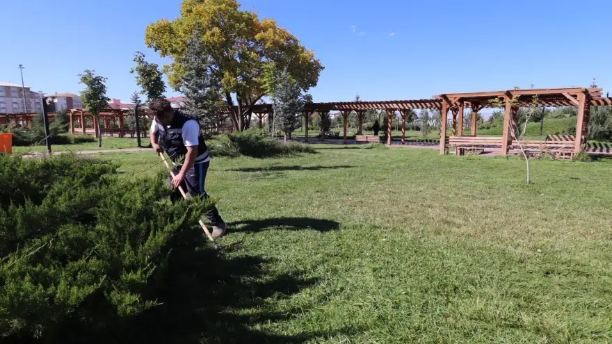 Ağrı Belediyesi, Kent Estetiğine Katkı Sağlayan Çim Biçme Çalışmalarını Aralıksız Sürdürüyor