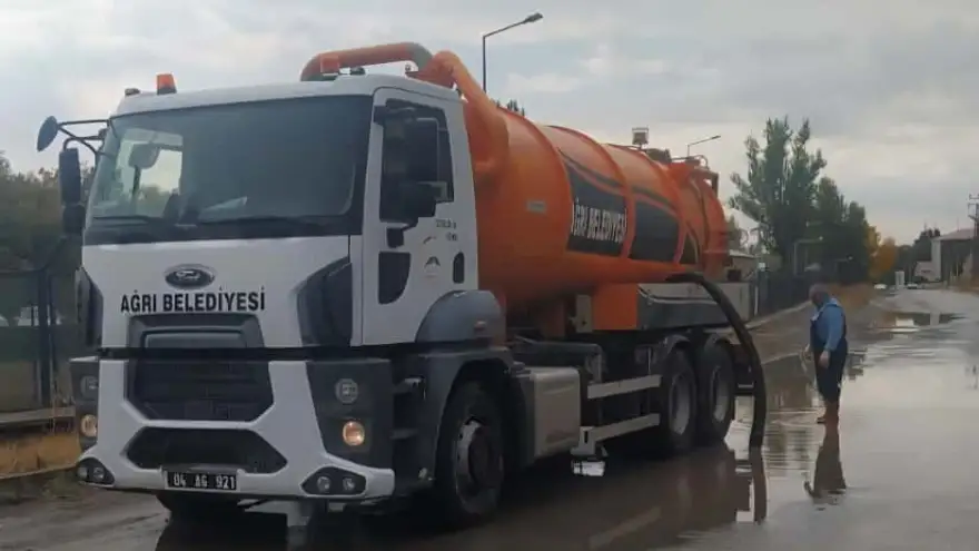 Ağrı Belediyesi Ekipleri, Yoğun Yağışa Anında Müdahale Etti