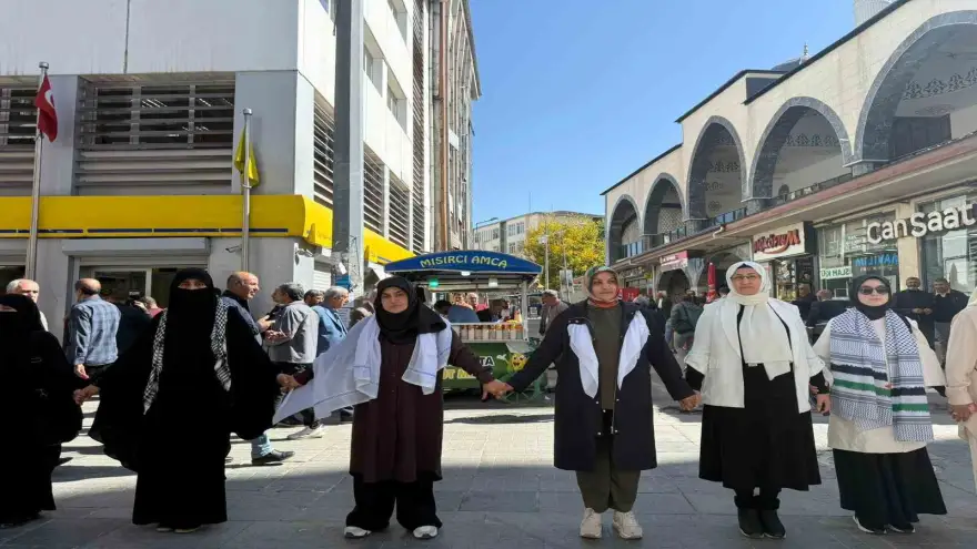 Ağrı’da kadınlar Gazze’ye destek için sessiz zincir oluşturdu
