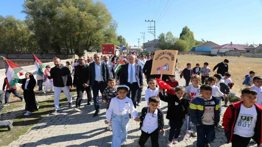 Ağrılı öğrenciler, Gazze’deki ihtiyaç sahipleri için hayır panayırı düzenledi