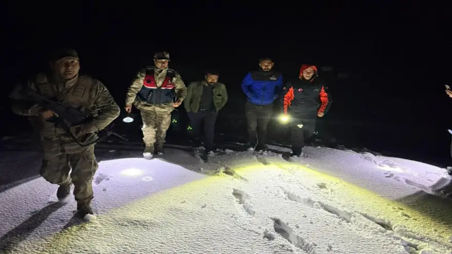 Doğubayazıt'ta karda mahsur kalan 2 kişi kurtarıldı