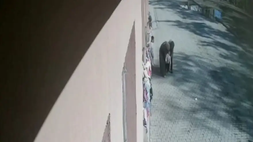 Öğrencisinin boğazına kaçan şekeri heimlich manevrasıyla çıkardı