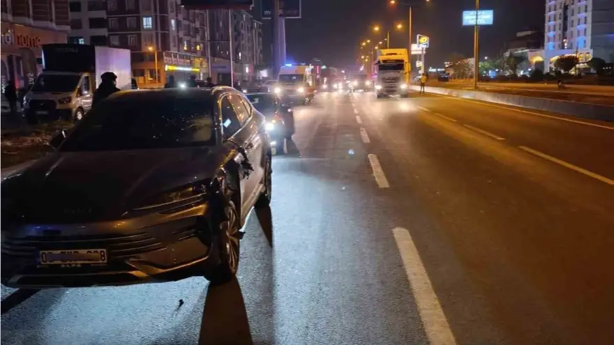 Yolun karşısına geçmeye çalışan 2 kadına otomobil çarptı: 1 ölü, 1 ağır yaralı