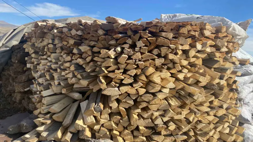 Ağrı'da kış yaklaşırken odun istifleme çalışmaları hız kazandı