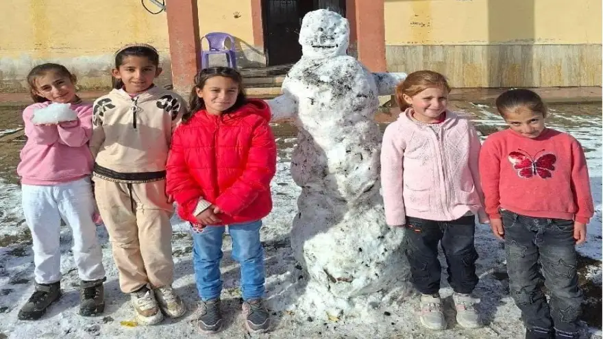 Ağrı’da öğrenciler yılın ilk kardan adamını yaptı