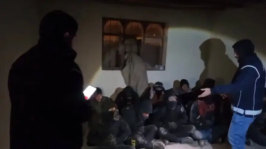 Doğubayazıt’ta göçmen kaçakçılığı operasyonu: 14 düzensiz göçmen yakalandı