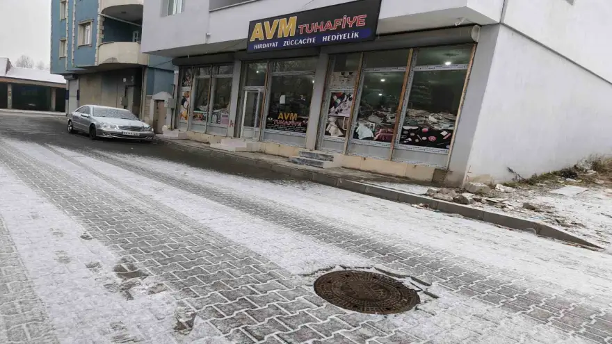 Diyadin’e mevsimin ilk karı düştü