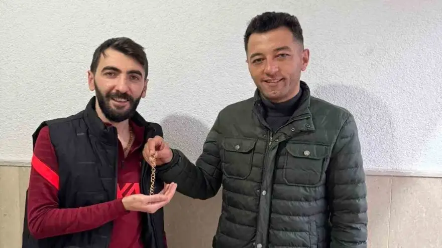 Ağrı’da kaybolan altın bileklik jandarma personeli tarafından sahibine teslim edildi