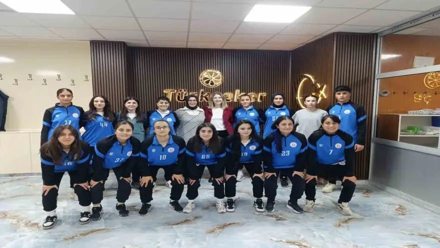 Ağrı’da kadın futbol takımına moral yemeği