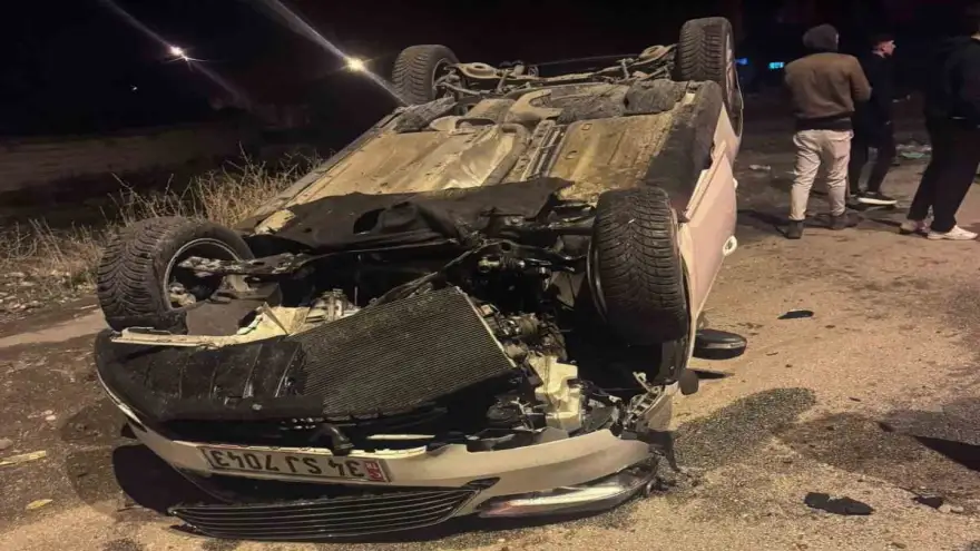Ağrı’da kazada kaldırıma çarpan araç takla attı: 2 yaralı