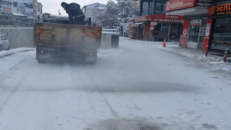 AĞRI’DA KAR YAĞIŞINA KARŞI BELEDİYE EKİPLERİ SAHADA