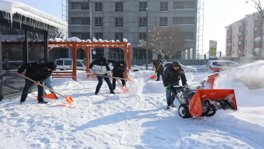 AĞRI BELEDİYESİ EKİPLERİ KARLA MÜCADELE ÇALIŞMALARINI ARALIKSIZ SÜRDÜRÜYOR