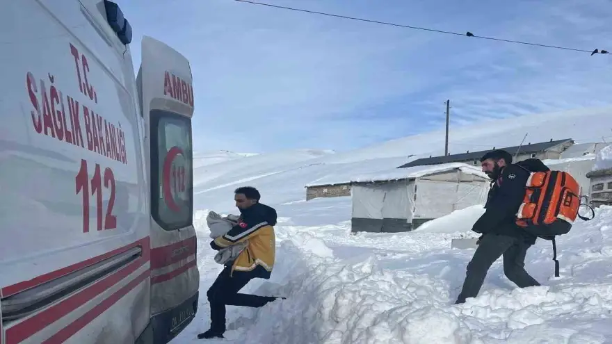 Ağrı’da sağlık ekipleri evde doğuma yetişti
