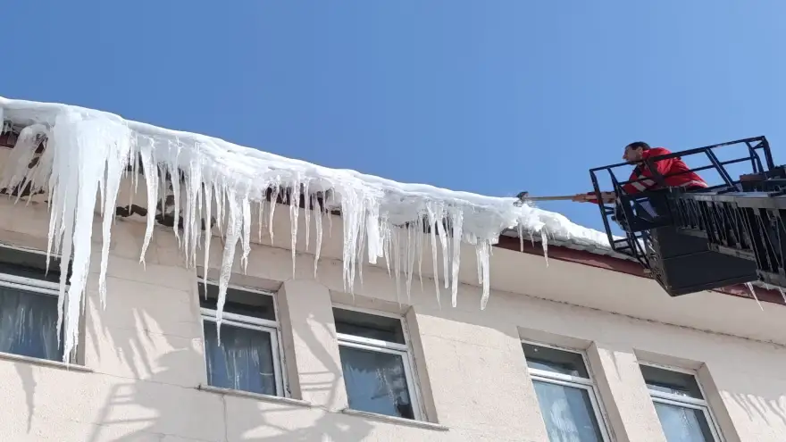 AĞRI'DA OKUL VE CAMİLERDE BUZ SARKITLARINA MÜDAHALE