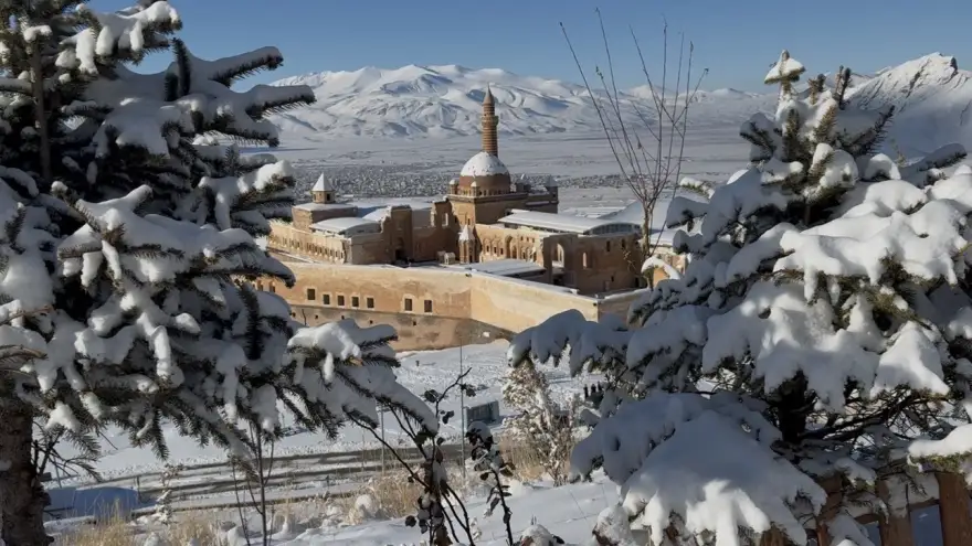 Yoğun kar yağışı tarihi sarayda eşsiz manzaralar oluşturdu
