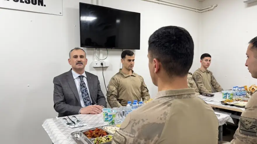 Vatan nöbetindeki kahramanlar sınır hattında iftar sofrasında