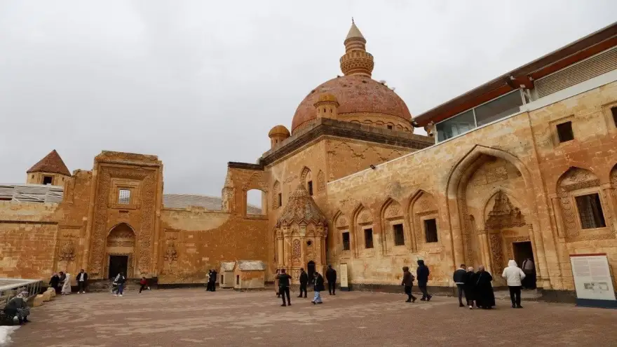 Selçuklu izleriyle yükselen İshak Paşa Sarayı ihtişamıyla göz kamaştırıyor