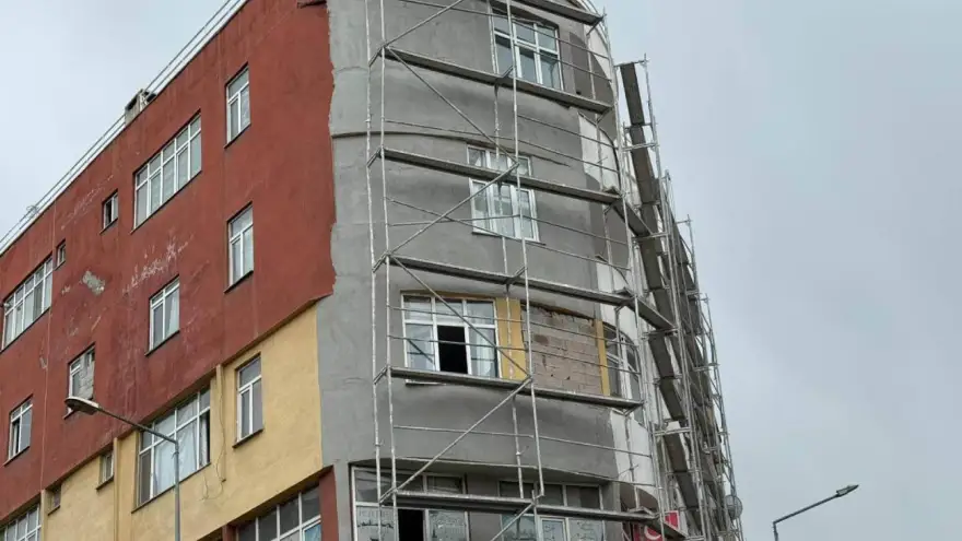 Iğdır’da binadaki dış cephe çalışmasında güvenlik ihmali