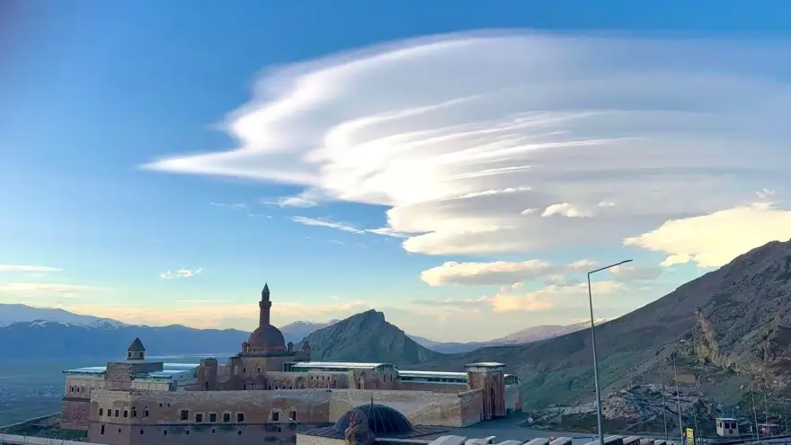 Tarihi İshak Paşa Sarayı, mercek bulutları altında göz kamaştırdı