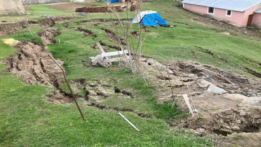Ağrı’da heyelan evlerin çevresinde yarıklar oluşturdu