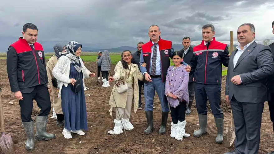 Ağrı’da 2 bin 500 çiftçiye 50 bin meyve fidanı dağıtıldı